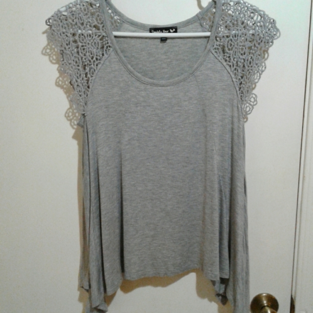 🌺 Like New Double Zero Gray Embroidered Lace Top